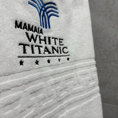 White Titanic 5 Stele Hotel