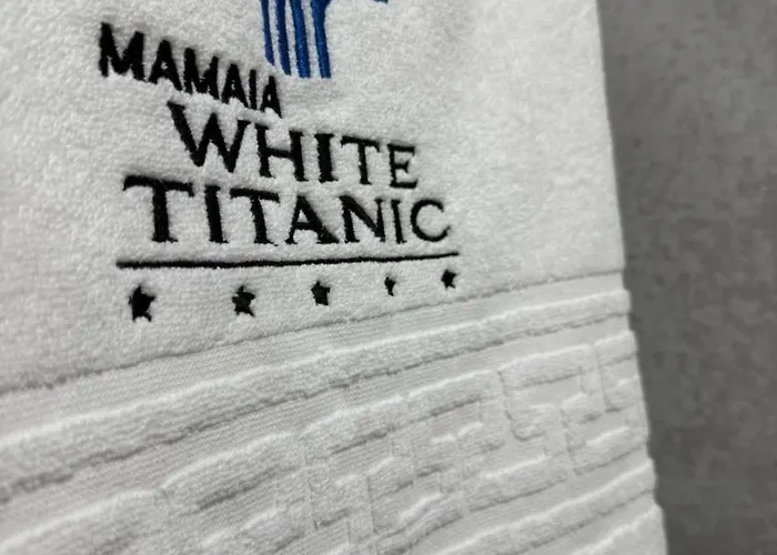 White Titanic 5 Stele Hotel